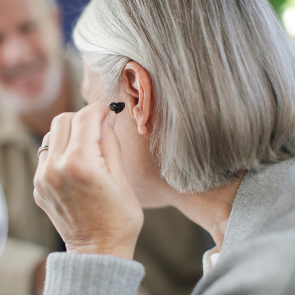 配戴 Starkey signature 助聽器 正方形尺寸 美國助聽器 Starkey助聽器 斯達克助聽器 signature series