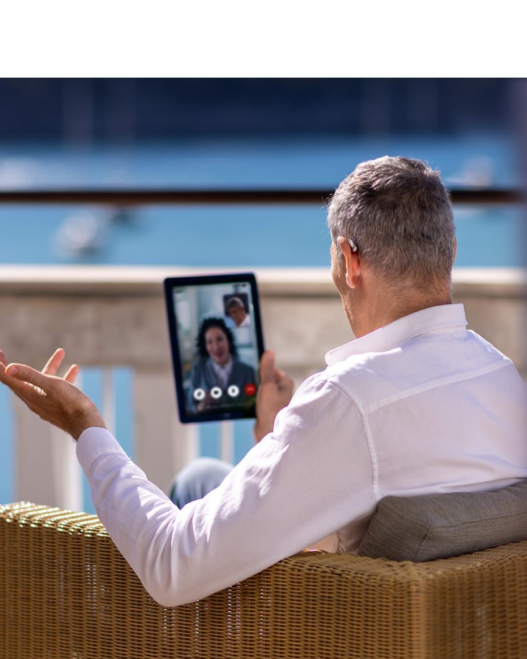 戴助聽器用平板視訊聊天 phonak audeo infinio 白底 手機版尺寸 峰力助聽器 瑞士助聽器 phonak助聽器