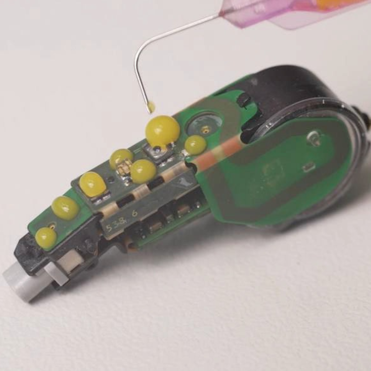 內部電路精密塗覆聚對二甲苯，從容面對潮濕環境。