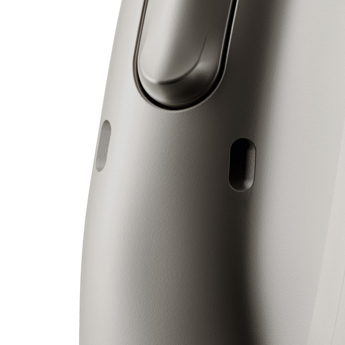 雙麥克風口設計，迷宮式結構讓麥克風口變為間接路徑，巧妙阻擋頭髮與異物侵入。