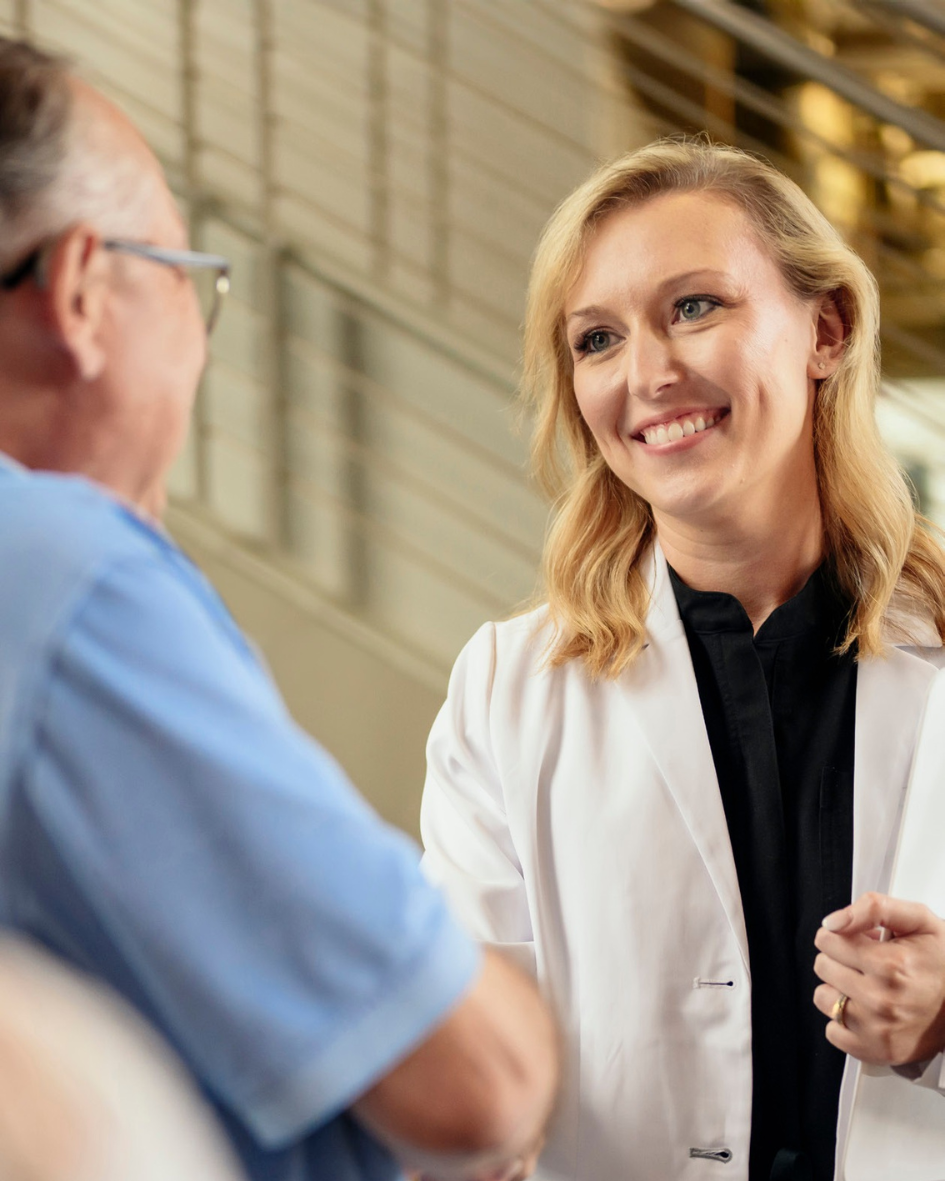 用戶與聽力師握手 取得信任 圖片 美國助聽器 斯達克助聽器 starkey助聽器 edge AI助聽器 starkey手機版尺寸